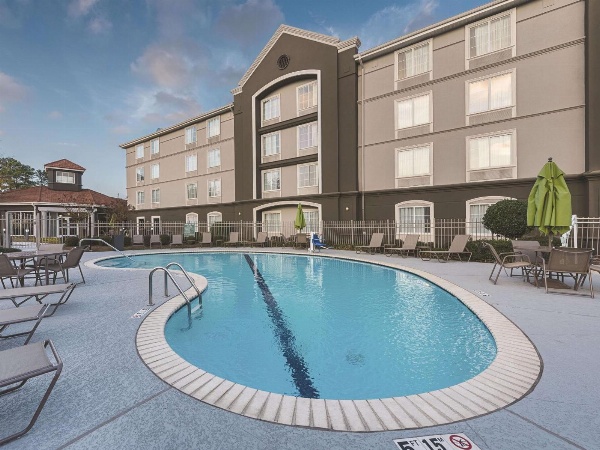La Quinta Inn & Suites by Wyndham Shreveport Airport image 2